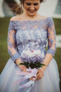 Fiolet w stylizacjach ślubnych